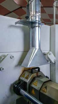 Capot en acier galvanisé pour aspiration fumée de plastique sur presse à injecter / extrudeuse.