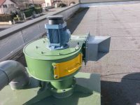 Tourelle avec ventilateur centrifuge installée en toiture pour aspiration de solvant.